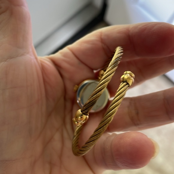 Gucci Bangle Watch 20471L Quartz - Picture 10 of 14